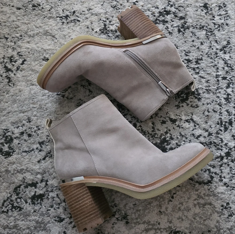 Vince Camuto Suede Lug Sole Block Heel Boots Womens Size 8.5 Gray Beige Boho